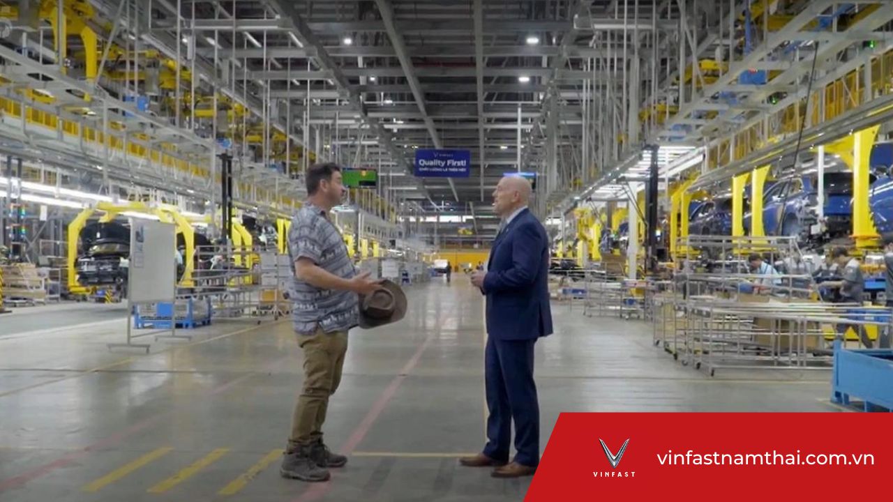 Nick Knowles đến thăm nhà máy và trò chuyện với Phó tổng giám đốc sản xuất VinFast về thương hiệu ô tô Việt Nam (Ảnh: VinFast).