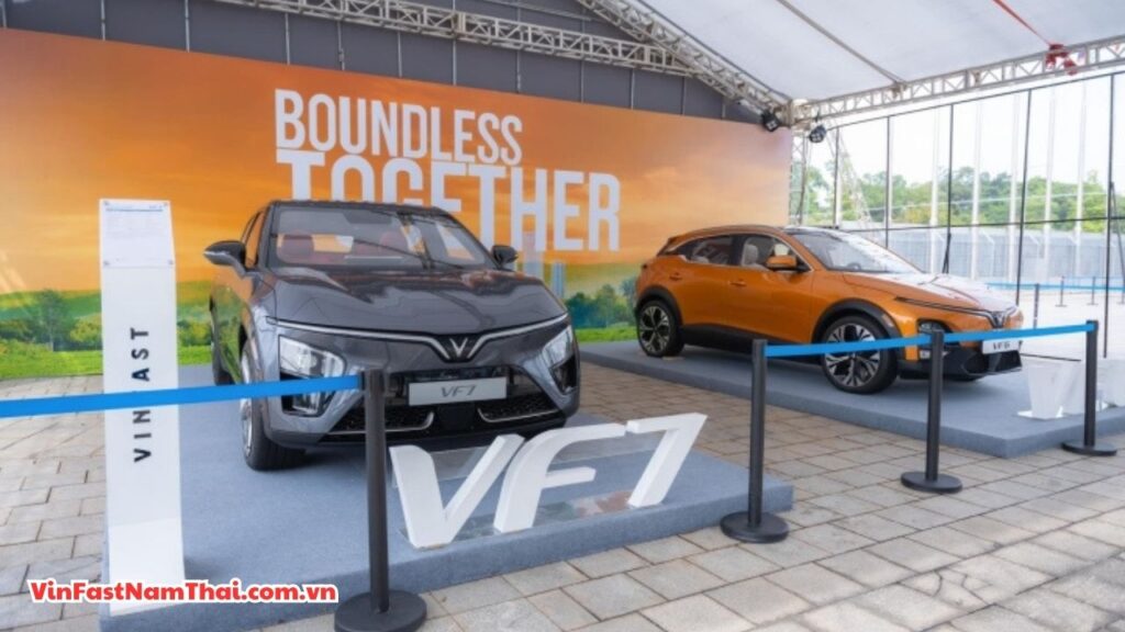 “VF 7 có thiết kế rất đẹp. Kiểu dáng đầu và đuôi xe mang đậm nét tương lai. Tôi tin rằng dòng xe này sẽ bùng nổ doanh số khi bán ra thị trường”, Nguyễn Hoàng, khách tham quan triển lãm cho biết.